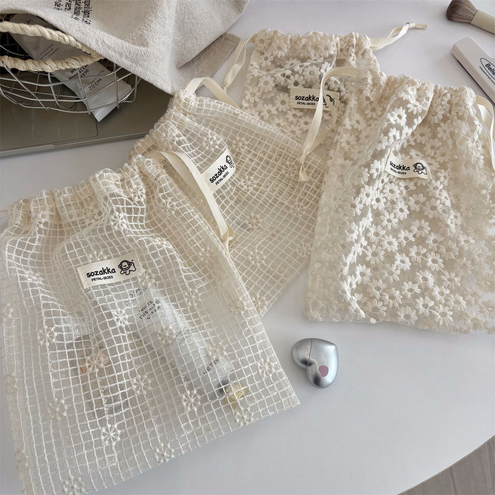 Travel Accessories In Bulk - Koronkowa, haftowana siateczkowa kosmetyczka ze sznurkiem,